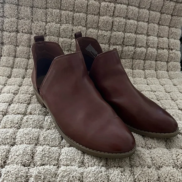 Universal Thread Women's Ankle Booties in Dark Brown - Picture 1 of 4